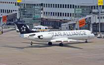 Fokker 100 (Star Alliance) D-AFKF am  Gate A13  in Dsseldorf - 07.06.2010