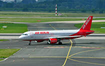 A 320-214 der Air Berlin auf dem Rollweg in Dsseldorf - 07.06.2010