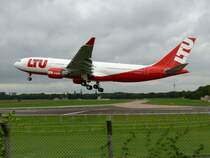 LTU A 330-200 D-ALPD landet Runway 27L Berlin Tempelhof am 08.09.2007