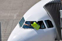 Hoch qualifizierter  Fensterputzer  an einer A 319-112 der Air Berlin, D-ABGR in Dsseldorf 07.06.2010