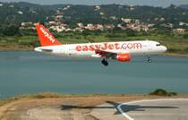 Easyjet A320-214 G-EZTW kurz vor der Landung in Korfu am 17.07.2010