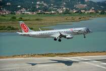 Fly Niki Embraer ERJ-190 OE-IHD kurz vor der Landung in Korfu am 17.07.2010