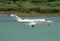 Triple Alpha Cessna 525B Citation CJ3 D-CURA kurz vor der Landung in Korfu am 17.07.2010