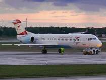 Austrian Arrows Fokker 100 OE-LVN Pushback am Abend des 03.09.2007 Berlin TXL
