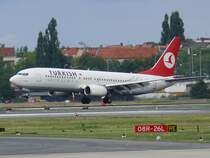 Turkish Airlines B 738 TC-JGK kurz vor dem Aufsetzen auf der Runway 26R Berlin TXL am 27.08.2007