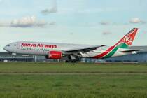 Kenya Airways , Boeing 777-2U8(ER) , 5Y-KQU , bei der Landung auf Rwy 36R , AMS 7.Sept. 2007