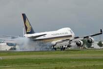 Singapore Airlines Cargo , Boeing 747-412F(SCD) , 9V-SFB , smoky touch down  auf Rwy. 36R , AMS 7. Sept. 2007