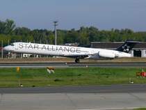 Wundert�te SAS - durch den vor�bergehenden Ausfall der SAS Dash 8-400, kommen zumindest auf der Strecke Berlin TXL-Kopenhagen
verschiedene Flugzeugtypen zum Einsatz. Am 16.09.2007 war SAS MD 81 OY-KHP im Staralliance Design in Berlin TXL. 
