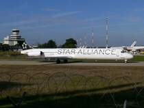 Wundert�te SAS - durch den vor�bergehenden Ausfall der SAS Dash 8-400, kommen zumindest auf der Strecke Berlin TXL-Kopenhagen
verschiedene Flugzeugtypen zum Einsatz. Am 16.09.2007 war SAS MD 81 OY-KHP im Staralliance Design in Berlin TXL. 