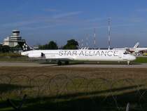 Wundert�te SAS - durch den vor�bergehenden Ausfall der SAS Dash 8-400, kommen zumindest auf der Strecke Berlin TXL-Kopenhagen
verschiedene Flugzeugtypen zum Einsatz. Am 16.09.2007 war SAS MD 81 OY-KHP im Staralliance Design in Berlin TXL. 