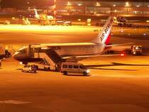 Auf einer Au�enposition wartet diese 737 von Air Berlin auf ihren n�chsten Einsatz. Das Foto stamt vom 18.09.2007