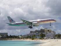  Kurzfristig Schatten  spendet am Strand diese American Airlines B 752 Landeanflug St.Maarten
