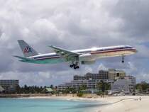  Kurzfristig Schatten  spendet am Strand diese American Airlines B 752 Landeanflug St.Maarten