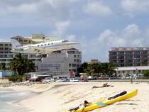 Auch nicht viel Platz �ber dem Flughafenzaum bleibt bei diesem Anflug auf den Airport St.Maarten