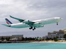Air France A 340 im Landeanflug auf St.Maarten