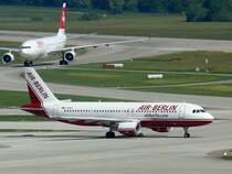 Air Berlin A 320 D-ABDH rollt in Z�rich zum Start auf die Rwy 28 - im Hintergrund ein Swiss A330