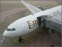 Ein Airbus vom Typ A330-200 der Emirates am 23.12.2006 auf dem Flughafen D�sseldorf.