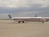 Eine MD 83 der American Airlines auf dem Rollfeld des Flughafens Chicago O'Hare International. (09.06.2006)