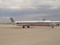 Eine MD 83 der American Airlines auf dem Rollfeld des Flughafens Chicago O'Hare International. (09.06.2006)
