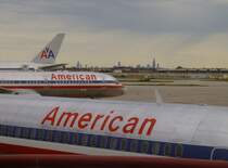 Ein absolut geniales Bild dreier American Airlines Maschinen auf dem Rollfeld des Flughafens Chicago O'Hare Intl. Im Hintergrund sieht man die Skyline von Chicago, �ber der gerade ein Regenschauer hinuntergeht... (09.06.2006)