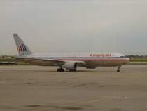 Eine Boeing 767 der American Airlines auf dem Rollfeld des Flughafens Chicago O'Hare International am 09.06.2006