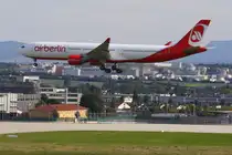 Ein Air Berlin-Airbus A330-300 mit der Zulassung D-AERS landet in Stuttgart am 6. September 2010