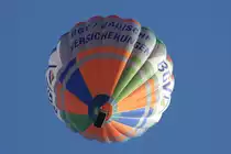 Ein Hei�luftballon mit BGV-Werbung (Badisch Gut Versichert) fliegt dicht �ber mir (28.08.10)
