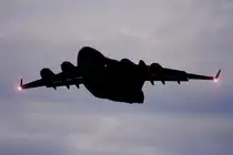 Startende USA - Air Force-Boeing C-17 Globemaster III in den Nachthimmel vom Baden-Airpark am 25.08.2010