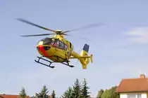 EC 135 P 2 als Christoph 28 im Landeanflug in 36100 Petersberg-Marbach anl. einer Schau�bung der Helfer vor Ort-Gruppe  der DRK Ortsvereinigung Marbach. An der �bung beteiligt war der RTW-sofort Marbach, die Freiwillige Feuerwehr Marbach und der Rettungshubschrauber Christoph 28 aus Fulda