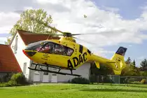 EC 135 P 2 als Christoph 28 startet in 36100 Petersberg-Marbach nach einer Schau�bung der Helfer vor Ort-Gruppe  der DRK Ortsvereinigung Marbach zu einem Realeinsatz. An der �bung beteiligt war der RTW-sofort Marbach, die Freiwillige Feuerwehr Marbach und der Rettungshubschrauber Christoph 28 aus Fulda.
