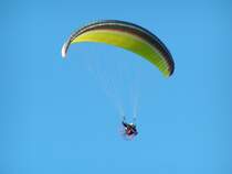 Bei strahlend blauem Himmel zog dieser Motordrachen seine Runden �ber Ried i.I. 070923