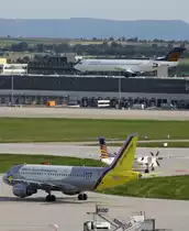 Rush-Hour in Stuttgart am 9. September 2010 um 17.17 Uhr. Whrend eine Contact Air-Fokker 100 landet bereiten sich eine Dash-8 von Augsburg Airways und ein A319 von Germanwings auf den Take-off vor.