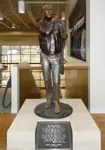 Statue des Grnders der Experimental Aircraft Association, Paul Poberezny, im Eingangsbereich des EAA  Airventure Museums in Oshkosh, WI (3.12.10).