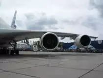 Airbus A 380, vier dieser gigantischen Triebwerke besitzt das grte Passagierflugzeug der Welt, ausgestellt zur ILA 2006 in Berlin-Schnefeld