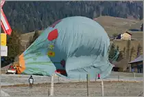 Das Ende einer Ballonfahrt, nun heisst es zusammenrumen.
(23.01.2011)