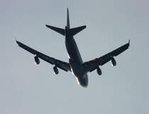 Am 03.02.08 �berflog diese Boeing 747 der Cargolux den Bahnhof von Luxemburg kurz nach dem Start.