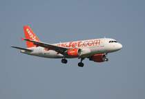 Easyjet A 319-111 G-EZAI kurz vor der Landung in Berlin-Sch�nefeld am 22.04.2011