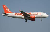 Easyjet A 319-111 G-EZFS kurz vor der Landung in Berlin-Sch�nefeld am 22.04.2011