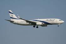 EL AL B 737-8Q8 4X-EKP kurz vor der Landung in Berlin-Sch�nefeld am 22.04.2011