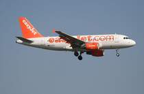Easyjet A 319-111 G-EZIJ kurz vor der Landung in Berlin-Sch�nefeld am 22.04.2011