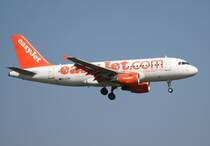 Easyjet A 319-111 G-EZAP kurz vor der Landung in Berlin-Sch�nefeld am 22.04.2011