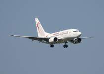 Tunisair B 737-6H3 TS-IOQ kurz vor der Landung in Berlin-Sch�nefeld am 22.04.2011