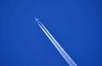 Jet 2-strahlig, wahrscheinlich A320, mit Kondensstreifen �ber Euskirchen - 02.06.2011