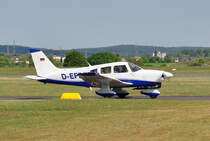 PA-28-181 Archer II D-EFPA rollt zur Startbahn in Bonn-Hangelar - 02.05.2011