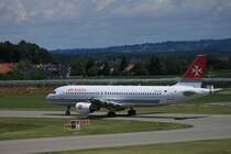 Der letze Besuch der Malta Air in Friedrichshafen, der Airbus A320 rollt gerade auf die Startbahn (24), er verlie� Friedrichshafen als Leerflug.
(14.06.2011)