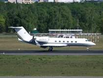 Private Gulfstream G IV N220LH nach der Landung in Berlin-Tegel am 30.04.2011