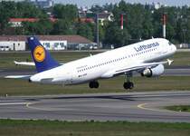 Lufthansa A 320-211 D-AIPM  Troisdorf  beim Start in Berlin-Tegel am 30.04.2011