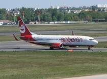 Air Berlin B 737-86J D-ABAQ bei der Ankunft auf dem Flughafen Berlin-Tegel am 30.04.2011