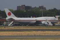 Eine Regierungsmaschine (Boeing 747) aus Japan beim Abstellfeld in  Tegel-S�d  am 21. Juni 2011. Im Laufe des Nachmittags kam an diesem Tag noch eine zweite dazu.