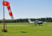 Socata TB-21 Trinidad GT auf dem Rollweg, vorbei am Windsack, Eifelflugplatz Dahlemer-Binz 25.05.2011